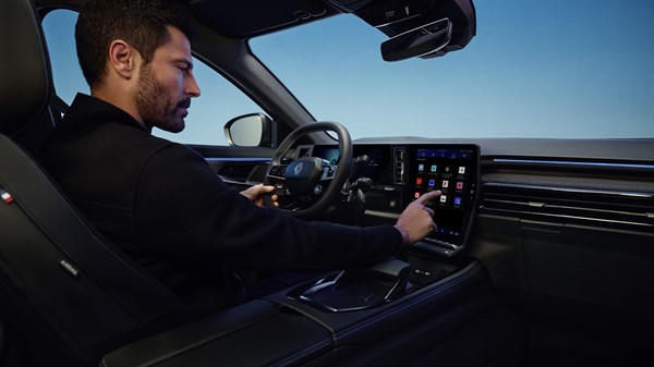 steering wheel and screens of renault austal